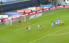 深圳新鵬城半場(chǎng)0-1落后河南，盧卡斯-馬亞破門，葉力江染黃。